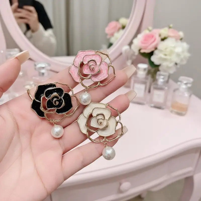 Elegant Camellia Brooch, Resin Rhinestone French Design, Sophisticated Women's Accessory for Banquets and Daily Wear